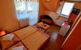 Penzión Family Rušin - Oranžová dvojlôžková izba s balkónom - photo 2