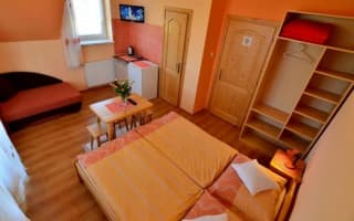 Penzión Family Rušin - Oranžová dvojlôžková izba s balkónom - photo 3
