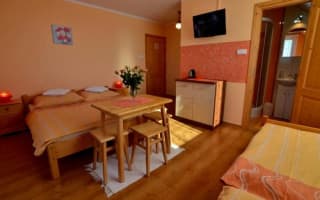 Penzión Family Rušin - Oranžová trojlôžková izba s balkónom - photo 3