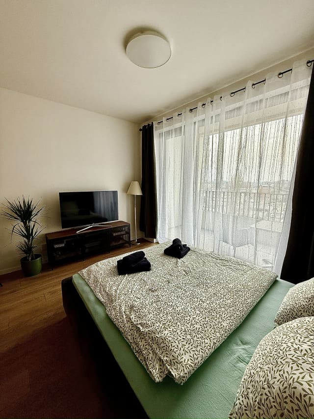 Elegantný apartmán s balkónom, garážou v blízkosti Eurovei – Bratislava