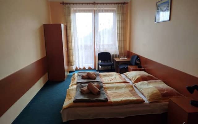 Penzión Erika - Dvojlôžková izba s umývadlom (sprchy, wc na chodbe) – Vysoké Tatry