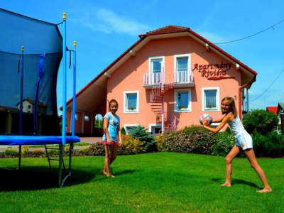 Vila Riviéra a dva apartmány Štýlové ubytovanie s vírivkou v srdci Liptova – liptovské sliače