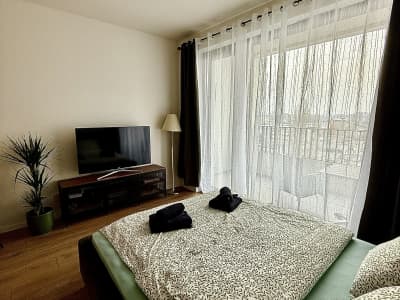 Elegantný apartmán s balkónom, garážou v blízkosti Eurovei – bratislava
