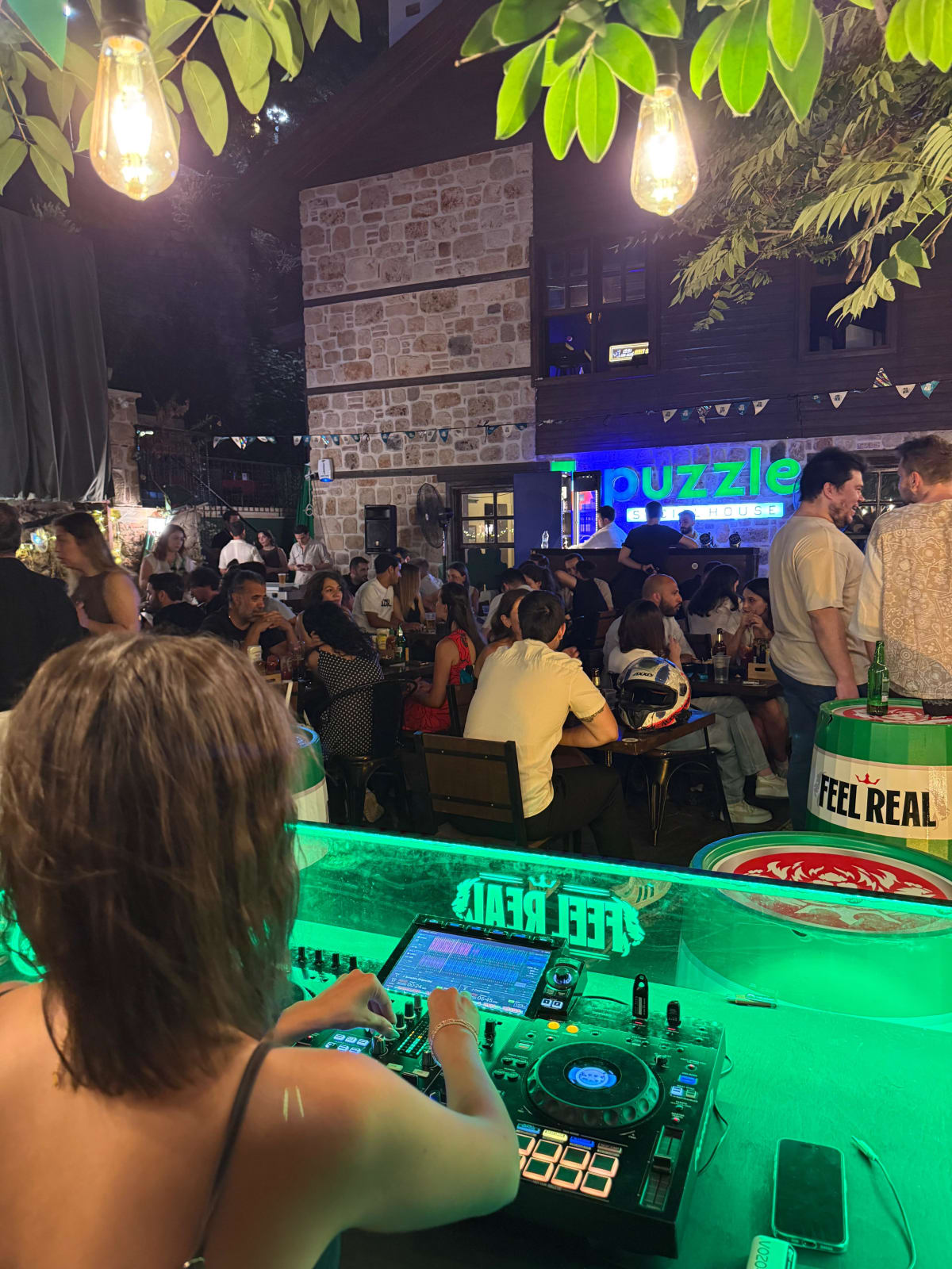 Bahçede DJ performansı, Puzzle gece atmosferi