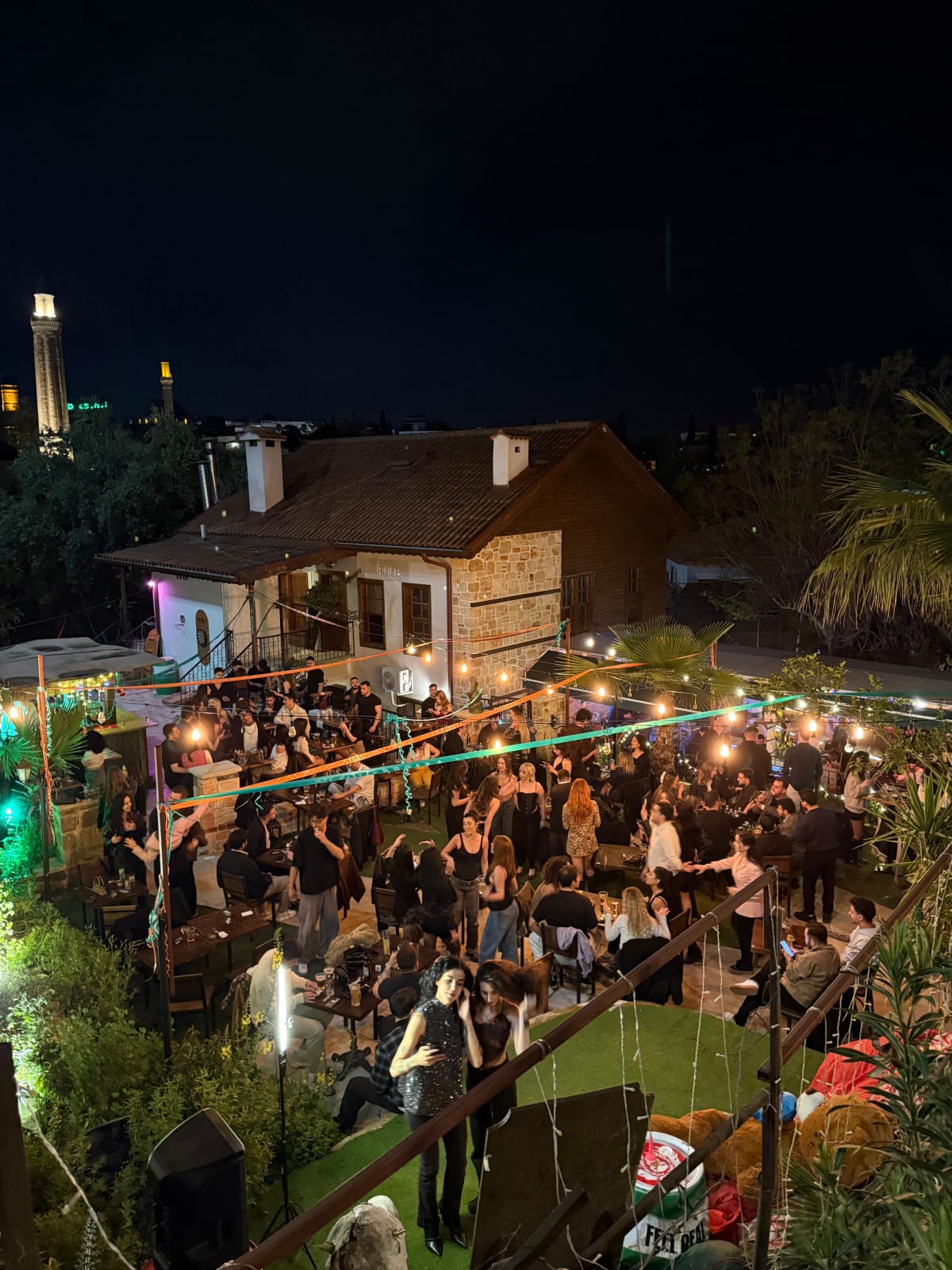 Puzzle Social House Kaleiçi — bahçede gece atmosferi