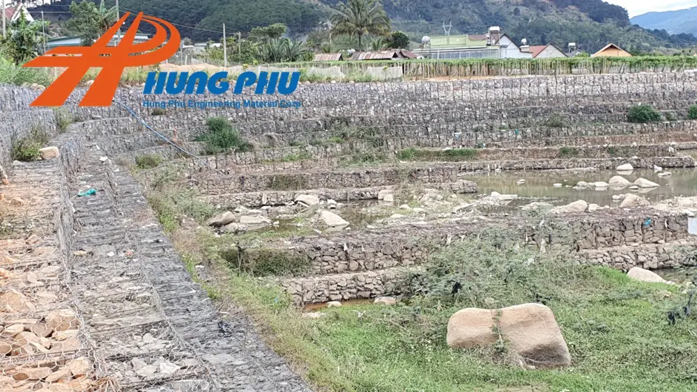 Thiết kế tường chắn trọng lực phổ biến với rọ đá hộc