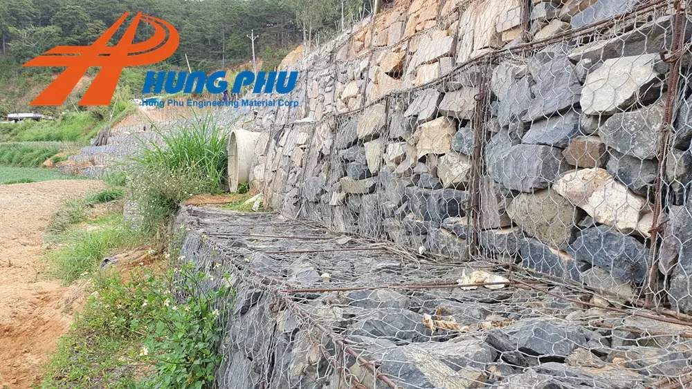 Rọ thép - Hay còn gọi là rọ đá lưới thép xoắn đôi, giải pháp kè mềm trong xây dựng tường chắn trọng lực