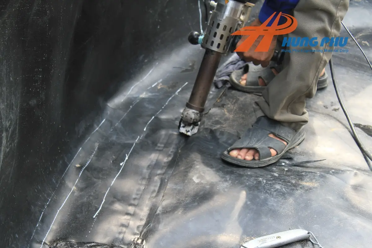 So sánh máy hàn nhiệt bạt hdpe Leister Thụy Sỹ với máy hàn bạt hdpe Trung Quốc