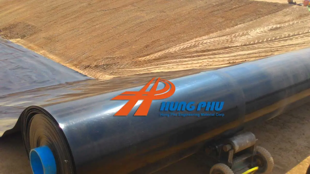 Trải màng chống thấm HDPE trước khi hàn