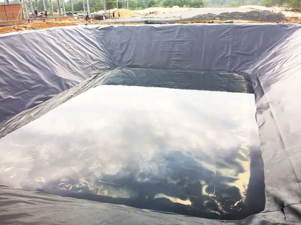 Bạt HDPE khổ 8m - Nhanh chóng trong lắp đặt nhưng khó khăn trong vận chuyển Bạt HDPE khổ 8m - Nhanh chóng trong lắp đặt nhưng khó khăn trong vận chuyển