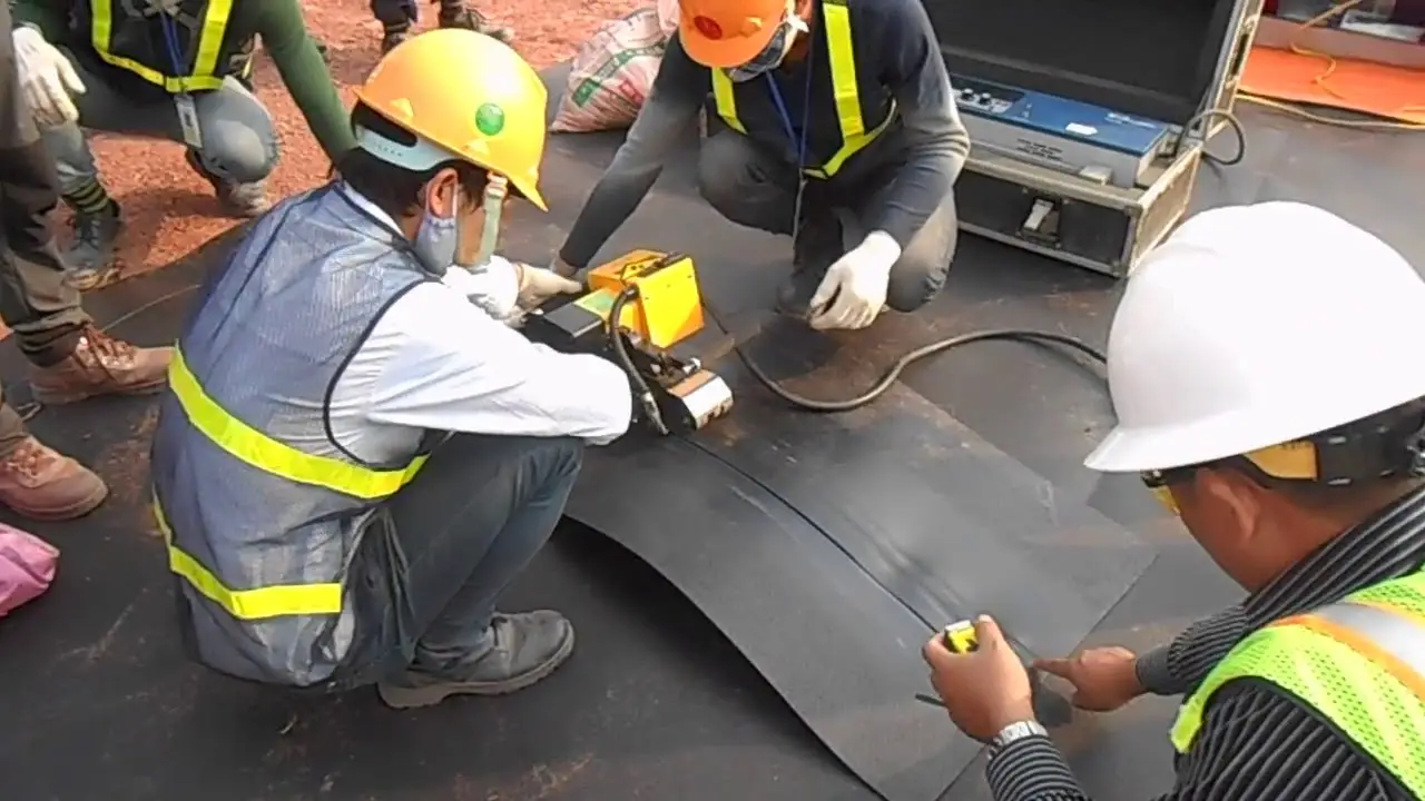 Hàn màng chống thấm HDPE - Các bước thi công và tầm quan trọng của thiết bị hàn