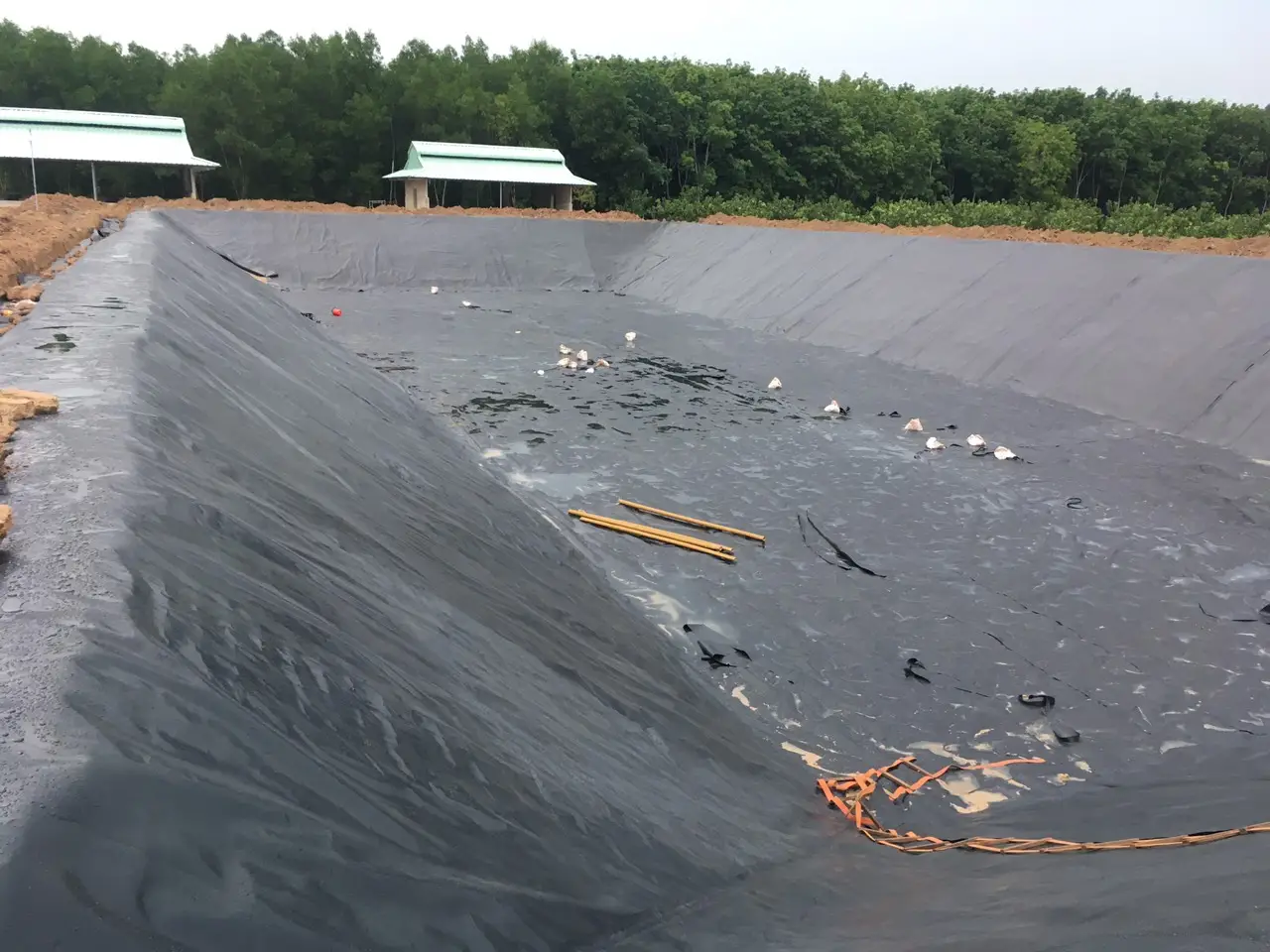 Bạt HDPE 0.5 mm giải pháp thông dụng trong lót ao nuôi trồng thủy sản và hồ chứa nước nông nghiệp Bạt HDPE 0.5 mm giải pháp thông dụng trong lót ao nuôi trồng thủy sản và hồ chứa nước nông nghiệp