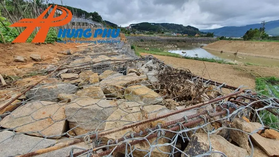 Thi công kè rọ đá trường chắn trọng lực - Dự án kè sông Đa Nhim - Lâm Đồng
