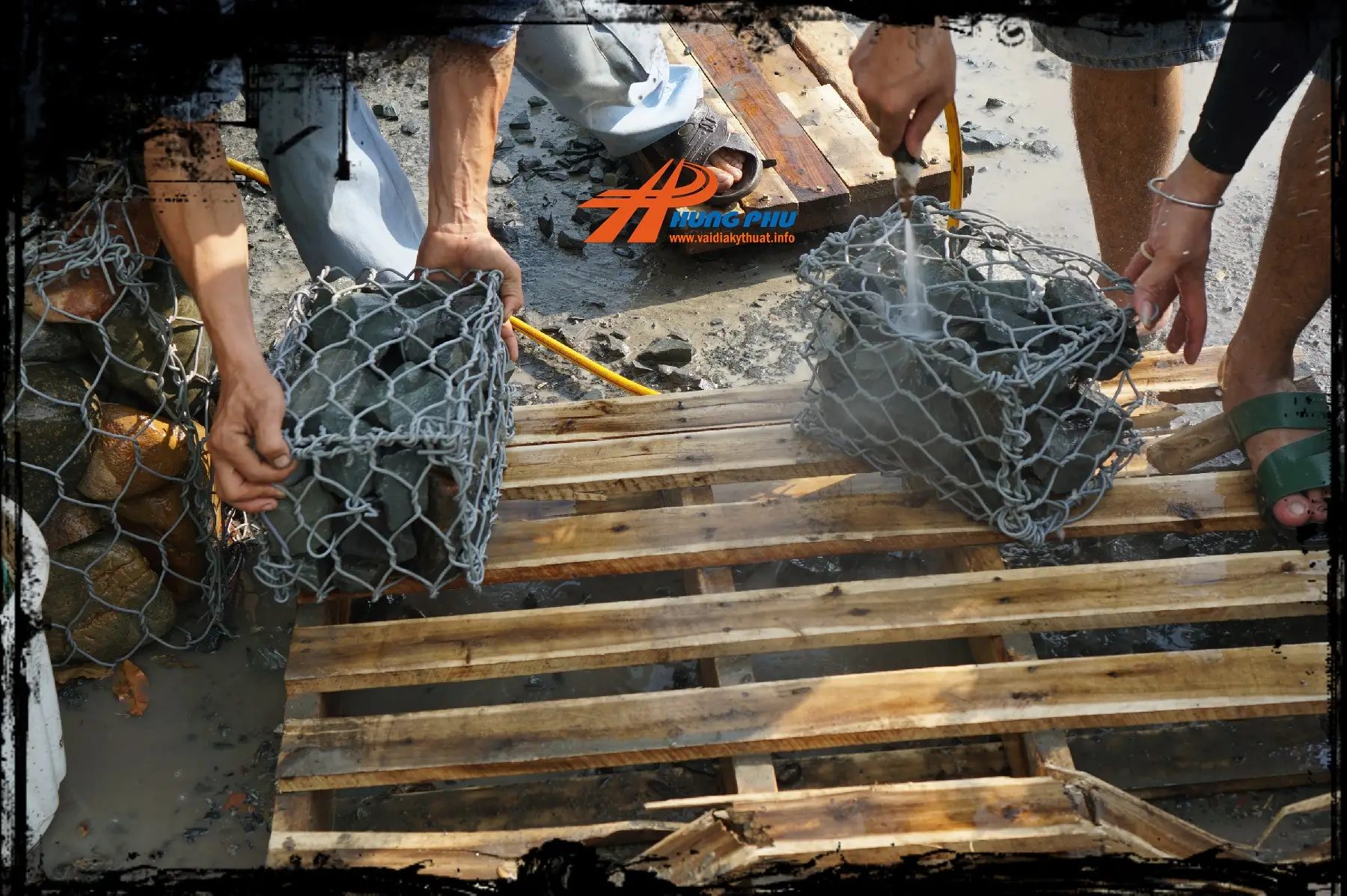 Làm sạch đá trang trí tường