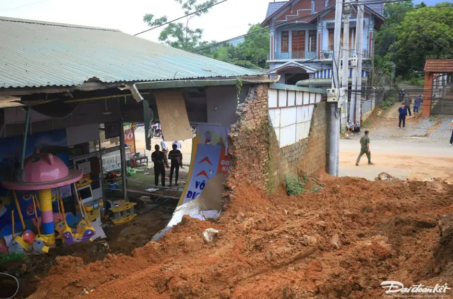 Nguyên nhân sạt lở đất và cách làm bờ kè sông giá rẻ.