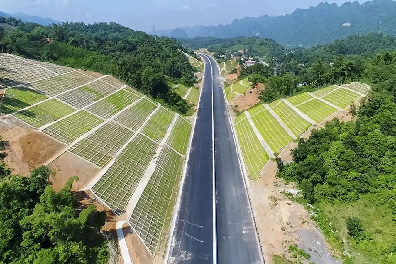 Gia Cố Mái Taluy Bằng Vải Địa Kỹ Thuật 15 Gia Cố Mái Taluy Bằng Vải Địa Kỹ Thuật Giải Pháp Hiện Đại Bảo Vệ Môi Trường và Xây Dựng Bền Vững