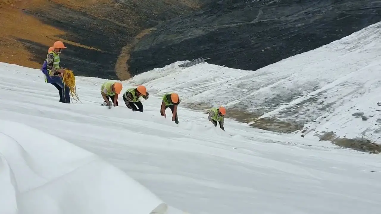 Vai trò quan trọng của Lớp Vải Địa Kỹ Thuật trong Ngành Xây dựng và Hạ tầng