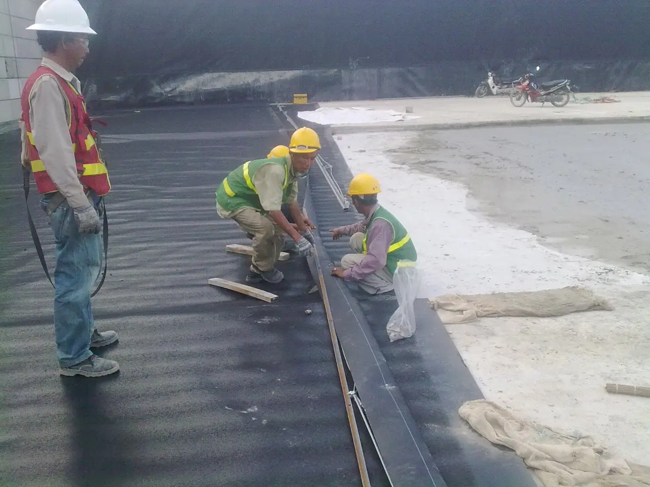 Màng HDPE 1mm – Giải Pháp Chống Thấm Toàn Diện  Bền Vững