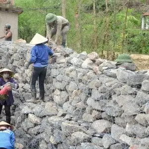 Nhân Công Xếp Rọ Đá Trong Xây Dựng Hiện Đại