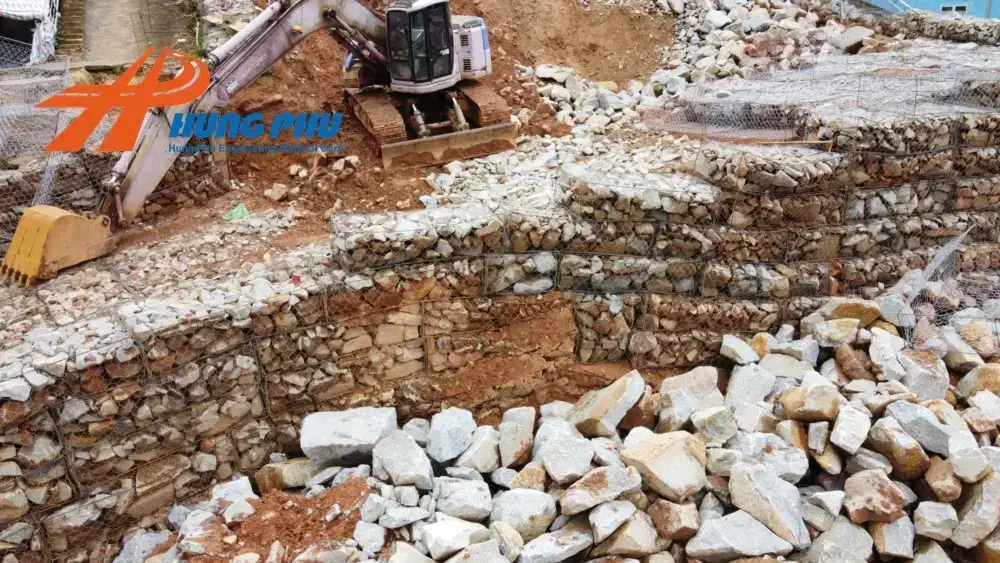 Nhân Công Xếp Rọ Đá Trong Xây Dựng Hiện Đại