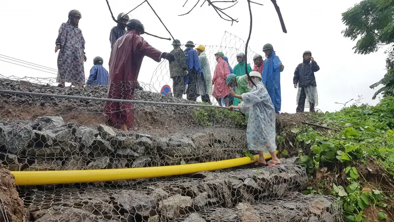 Nhân Công Xếp Rọ Đá Trong Xây Dựng Hiện Đại