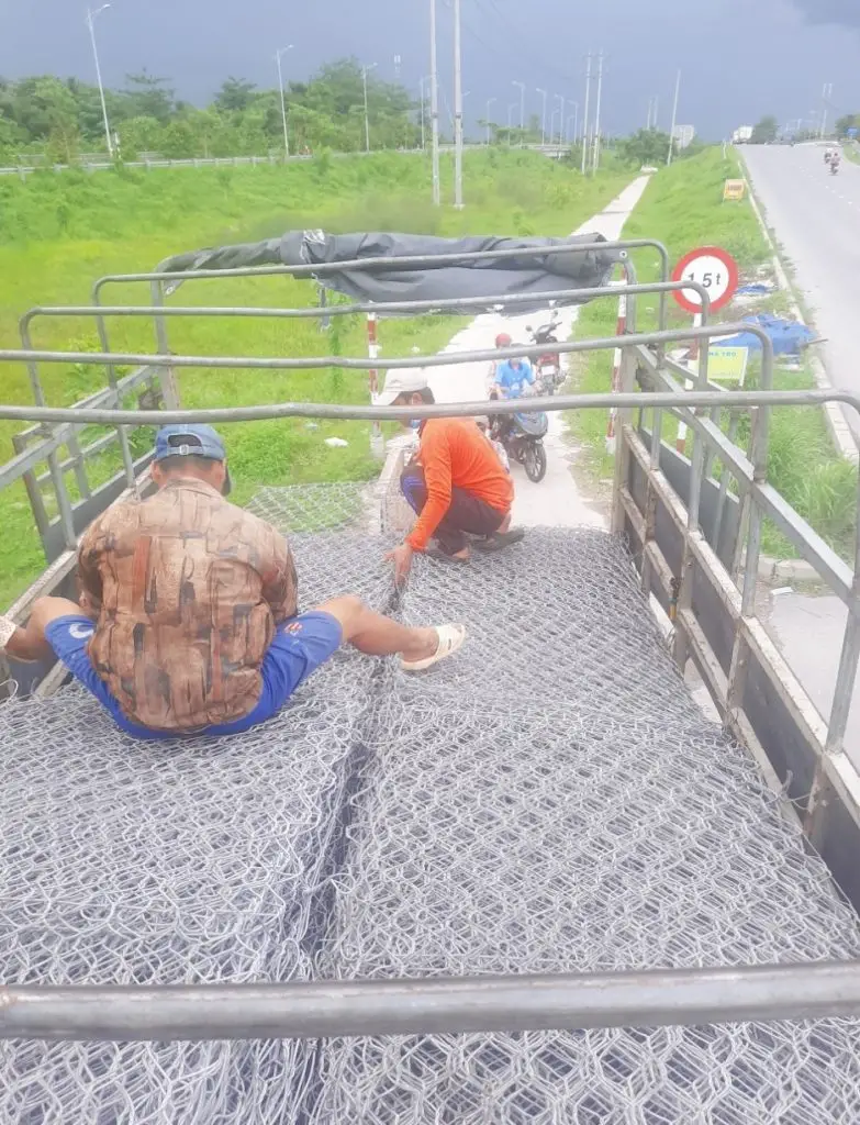 Thả Rọ Đá Dưới Nước một biện pháp thi công rọ đá phổ biến trong phương pháp kè mềm sông suối