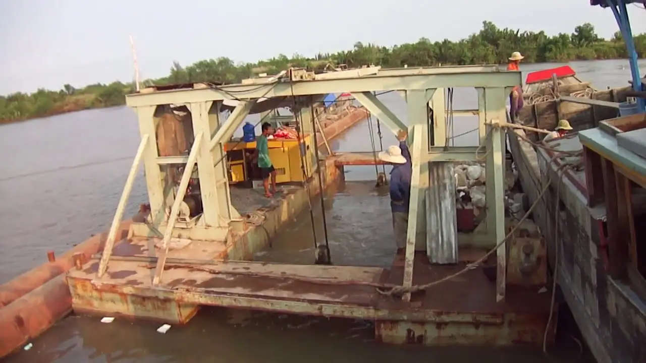 Thả Rọ Đá Dưới Nước một biện pháp thi công rọ đá phổ biến trong phương pháp kè mềm sông suối