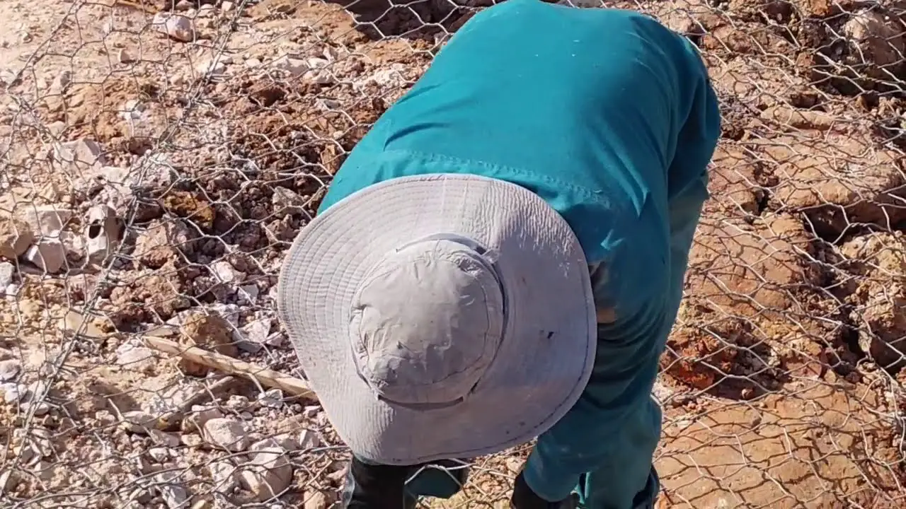 Thả Rọ Đá Dưới Nước một biện pháp thi công rọ đá phổ biến trong phương pháp kè mềm sông suối