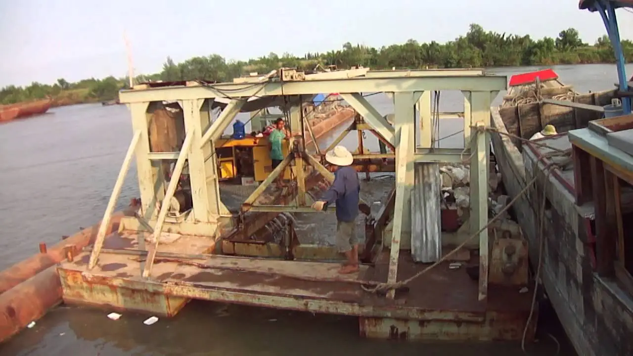 Thả Rọ Đá Dưới Nước một biện pháp thi công rọ đá phổ biến trong phương pháp kè mềm sông suối