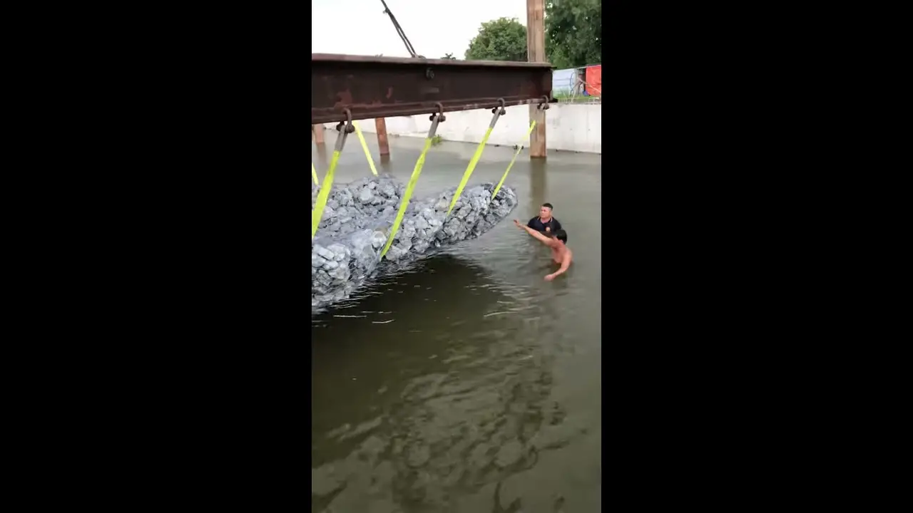 Thả Rọ Đá Dưới Nước một biện pháp thi công rọ đá phổ biến trong phương pháp kè mềm sông suối