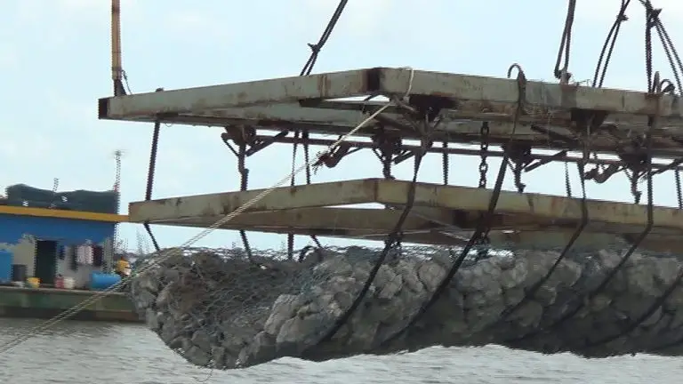 Thả Rọ Đá Dưới Nước một biện pháp thi công rọ đá phổ biến trong phương pháp kè mềm sông suối