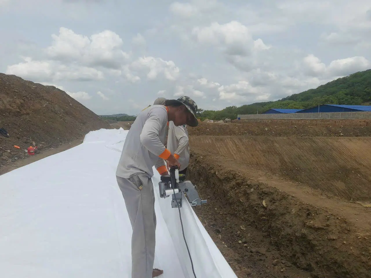 Biện Pháp Trải Vải Địa Kỹ Thuật - Nền Móng Vững Chãi Cho Công Trình Bền Vững