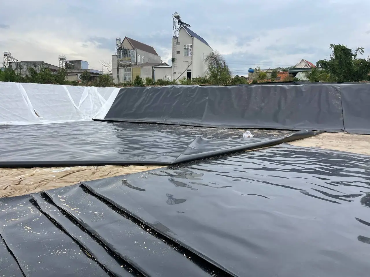 Bạt HDPE 1.5mm - Tuyệt Chiêu Chống Thấm - Bền Bỉ Vượt Thời Gian