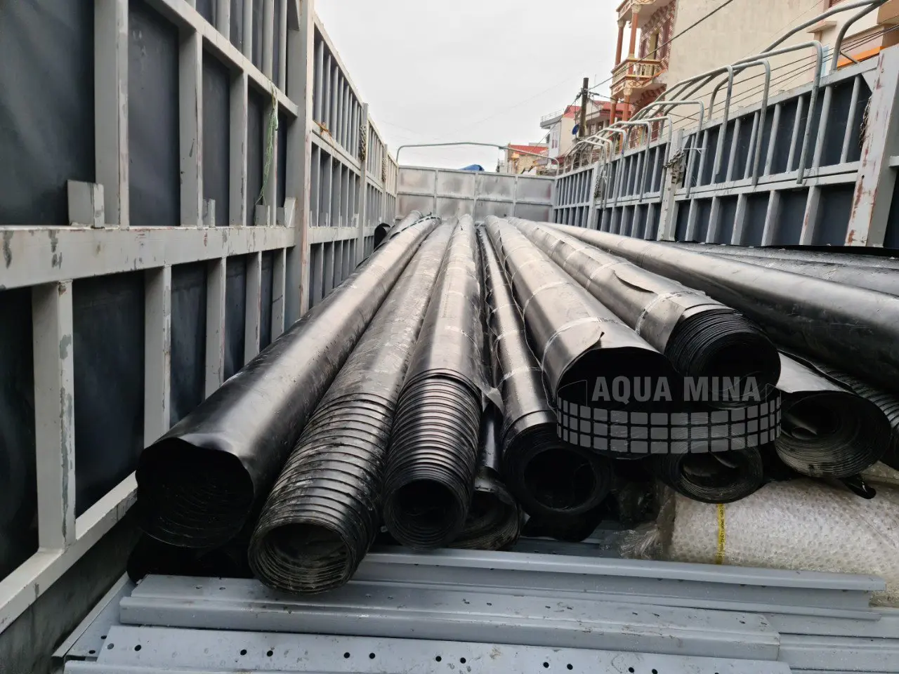 Bạt Nhựa HDPE - “Vũ Khí” Đa Năng Cho Mọi Công Trình  Ứng Dụng Đời Sống