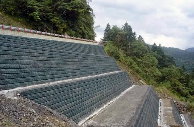 Rọ đá chống sụt trượt mái dốc - Giải pháp Xanh cho Công trình Bền vững