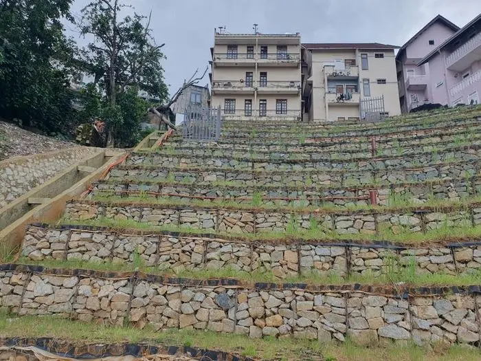 Bố trí neo giữ rọ đá - Giải pháp vững chắc cho mái dốc