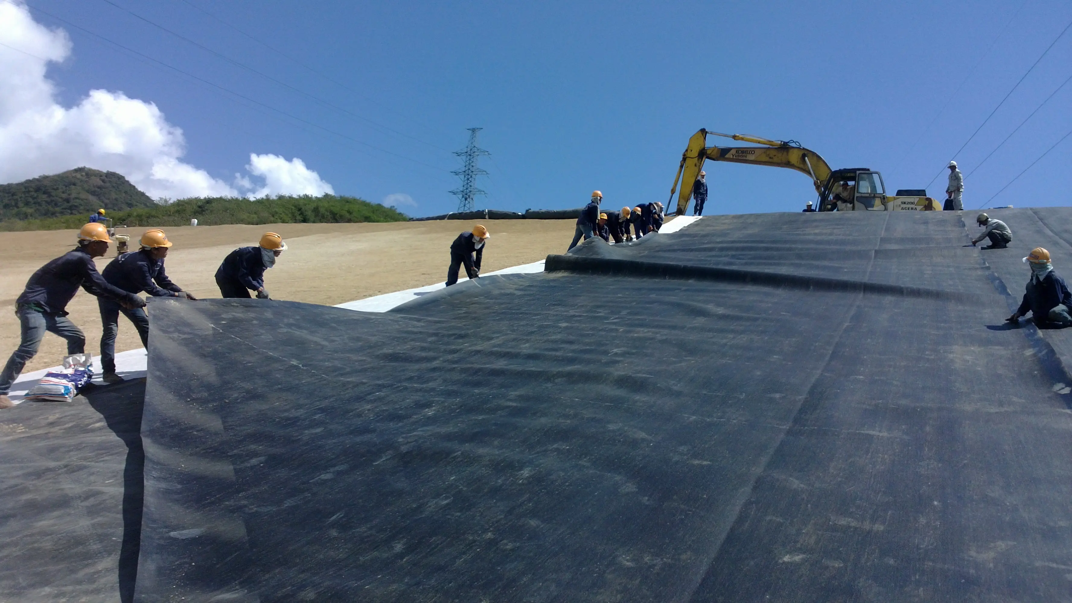 Màng chống thấm HDPE - Giải Pháp Toàn Diện Chống Mưa, Xói Mòn