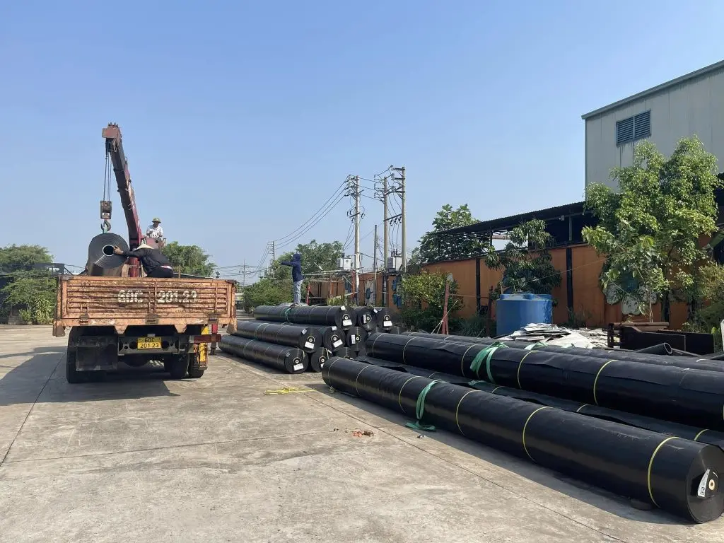 Màng Chống Thấm HDPE - Vận Chuyển Đúng Cách, Bền Vững Công Trình
