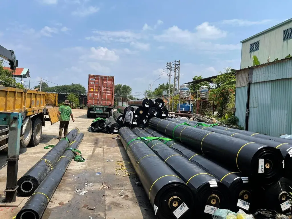 Màng Chống Thấm HDPE - Vận Chuyển Đúng Cách, Bền Vững Công Trình