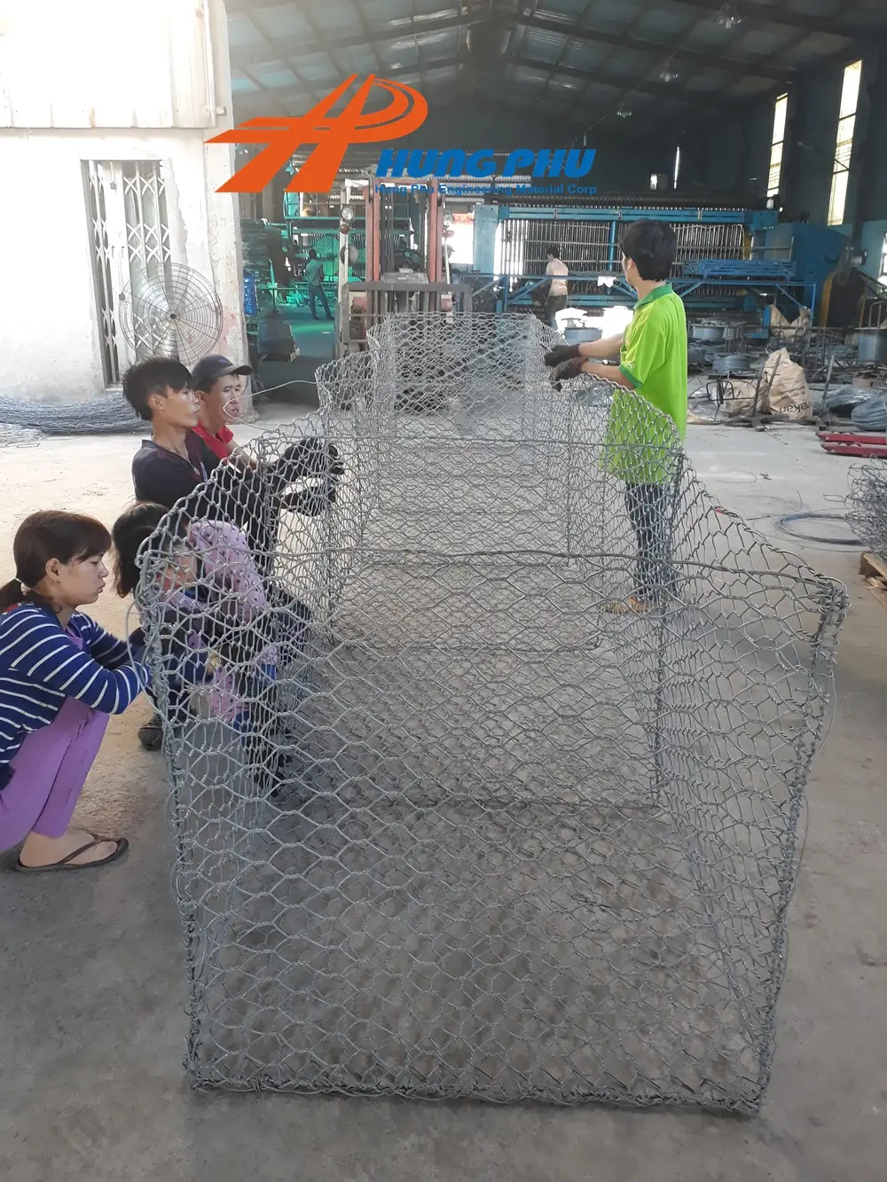 Định vị rọ đá trước khi đổ đá