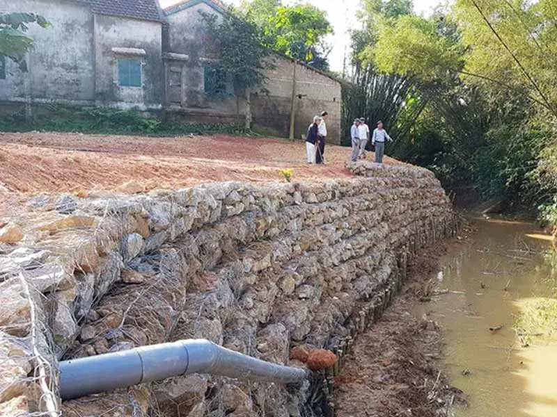 Căn chỉnh rọ đá trong quá trình lắp đặt