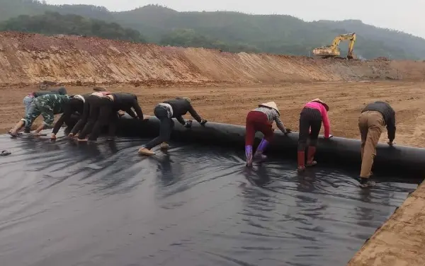 Thi công màng HDPE Nẹp Định Vị - Bền Vững Cho Mọi Công Trình