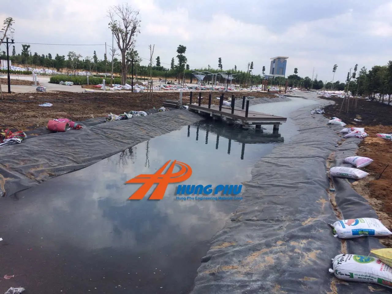 Thi công màng HDPE Nẹp Định Vị - Bền Vững Cho Mọi Công Trình
