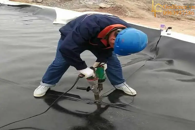 Thi công màng HDPE Nẹp Định Vị - Bền Vững Cho Mọi Công Trình