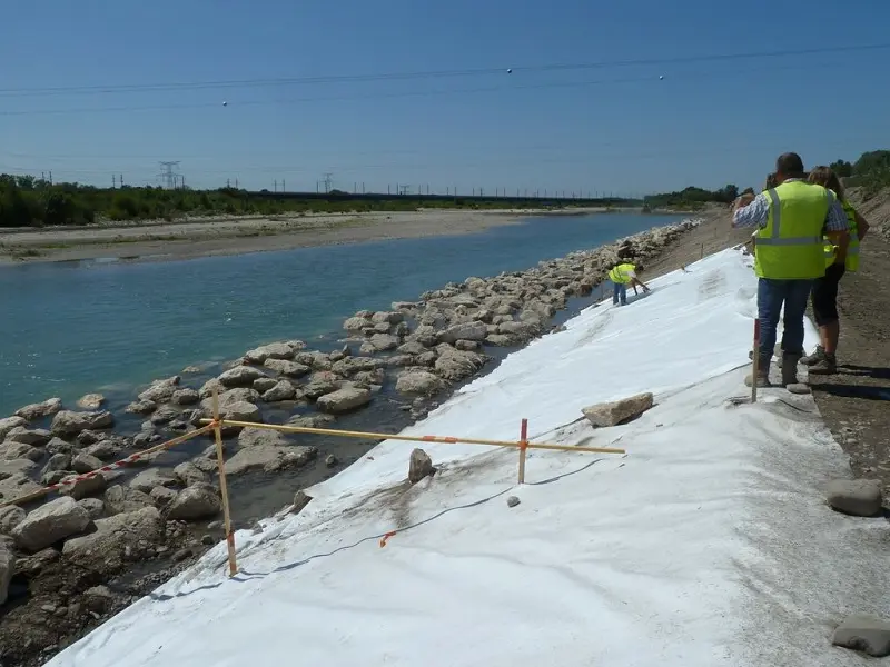 Định hướng bố trí vải địa kỹ thuật không dệt trên mái dốc - Tối ưu hóa thiết kế và thi công cho công trình bền vững