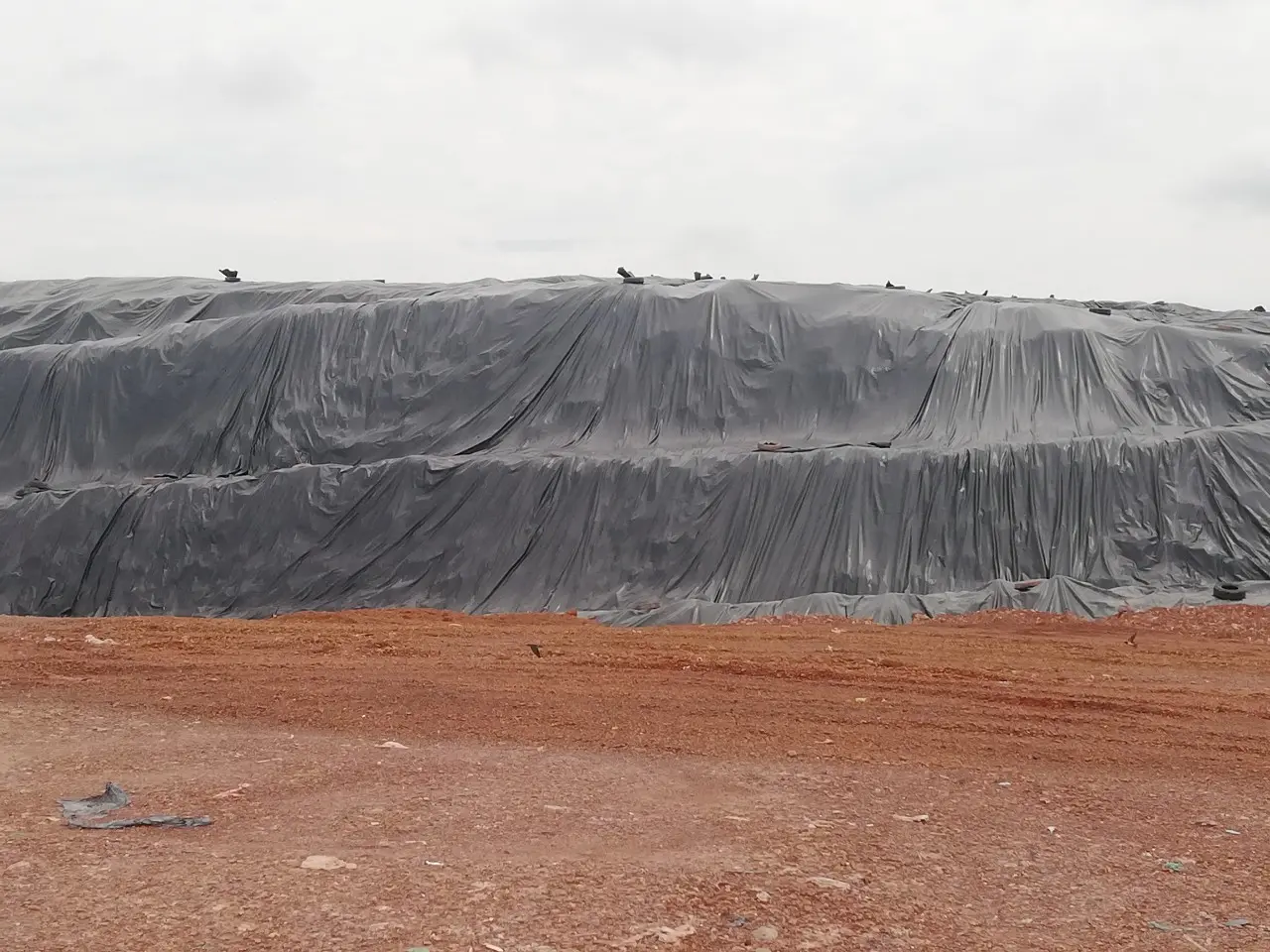 Màng chống thấm HDPE làm bãi rác - Giải pháp bền vững cho quản lý chất thải