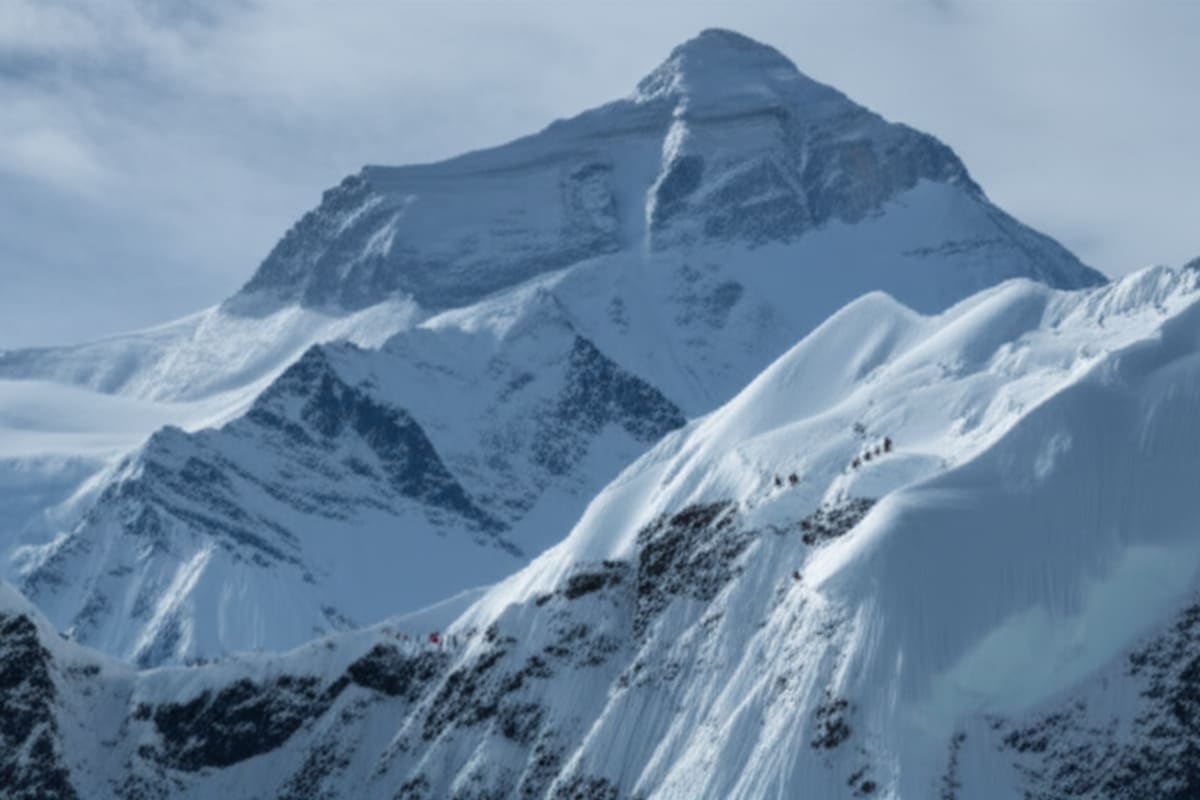 Crisis on Everest: Nearly 1,000 Stranded by Heavy Snow; Massive Rescue Underway