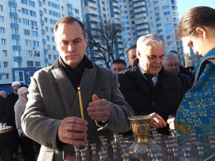 В сквере Защитников Отечества освятили часовню в честь иконы Божьей Матери «Державная»