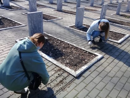 В  Саранске  партийные  активисты  и волонтеры убрали  Мемориальное кладбище