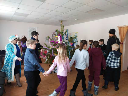В сёлах Кабаево, Чиндяново и Березовка Дубенского района в храмах прошли Рождественские ёлки